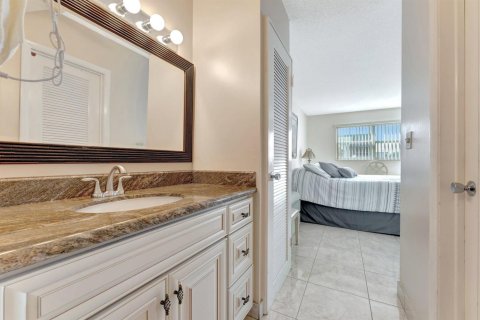 Condo in Deerfield Beach, Florida, 2 bedrooms № 2177338 - photo 21