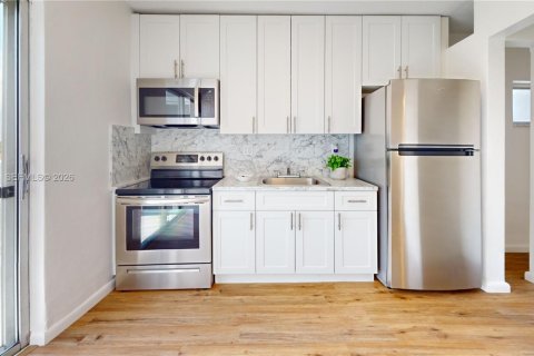 Apartamento en alquiler en Miami, Florida, 2 dormitorios, 3633.97 m2 № 2085009 - foto 4