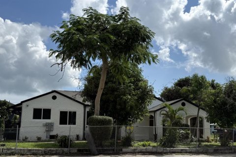 Villa ou maison à louer à St. Lucie, Floride: 2 chambres, 111.48 m2 № 2421487 - photo 2