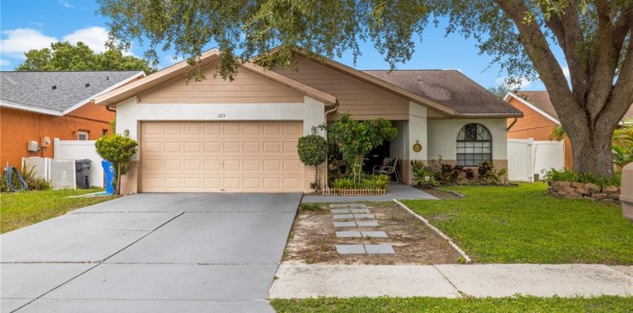 House in Brandon, Florida 4 bedrooms, 147.81 sq.m. № 2319250