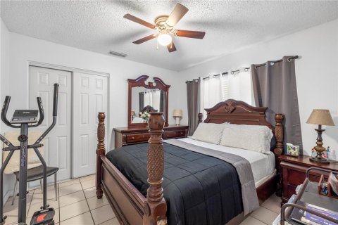 House in Brandon, Florida 4 bedrooms, 147.81 sq.m. № 2319250 - photo 29