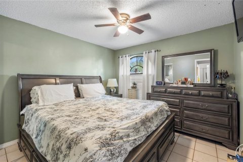 House in Brandon, Florida 4 bedrooms, 147.81 sq.m. № 2319250 - photo 24
