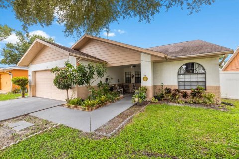 House in Brandon, Florida 4 bedrooms, 147.81 sq.m. № 2319250 - photo 4