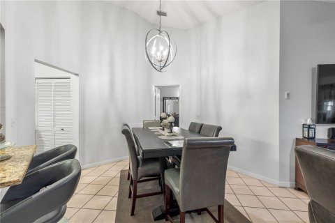 House in Brandon, Florida 4 bedrooms, 147.81 sq.m. № 2319250 - photo 14