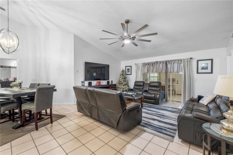 House in Brandon, Florida 4 bedrooms, 147.81 sq.m. № 2319250 - photo 10