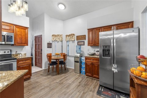 House in Brandon, Florida 4 bedrooms, 147.81 sq.m. № 2319250 - photo 23