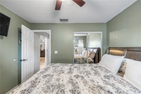 House in Brandon, Florida 4 bedrooms, 147.81 sq.m. № 2319250 - photo 25