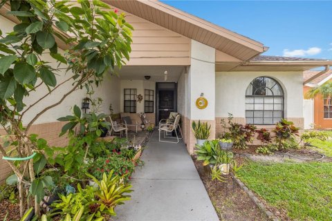 House in Brandon, Florida 4 bedrooms, 147.81 sq.m. № 2319250 - photo 6