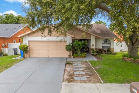 House in Brandon, Florida 4 bedrooms, 147.81 sq.m. № 2319250 - photo 2