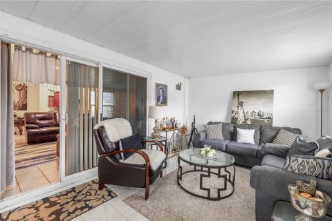 House in Brandon, Florida 4 bedrooms, 147.81 sq.m. № 2319250 - photo 8