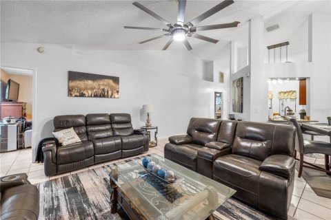 House in Brandon, Florida 4 bedrooms, 147.81 sq.m. № 2319250 - photo 11