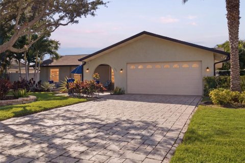 House in Safety Harbor, Florida 2 bedrooms, 164.07 sq.m. № 2431836 - photo 4