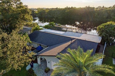 House in Safety Harbor, Florida 2 bedrooms, 164.07 sq.m. № 2431836 - photo 3