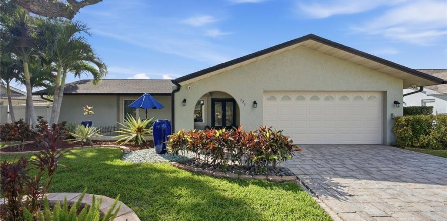 House in Safety Harbor, Florida 2 bedrooms, 164.07 sq.m. № 2431836