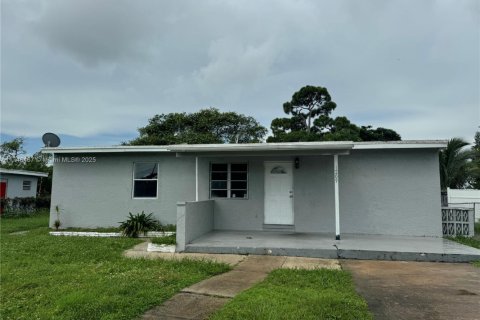 House in Fort Lauderdale, Florida 5 bedrooms, 130.9 sq.m. № 1859671 - photo 1