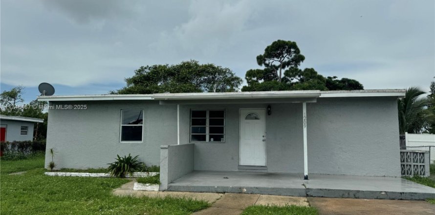House in Fort Lauderdale, Florida 5 bedrooms, 130.9 sq.m. № 1859671