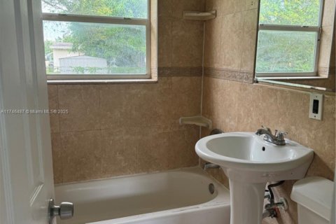 House in Fort Lauderdale, Florida 5 bedrooms, 130.9 sq.m. № 1859671 - photo 12