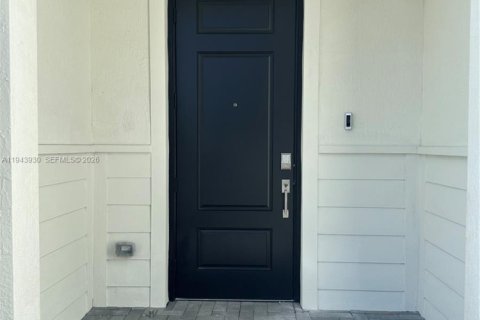 Townhouse in Lake Worth, Florida 3 bedrooms, 151.9 sq.m. № 2000830 - photo 2