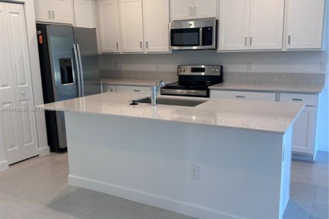 Townhouse in Lake Worth, Florida 3 bedrooms, 151.9 sq.m. № 2000830 - photo 4