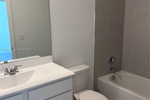 Townhouse in Lake Worth, Florida 3 bedrooms, 151.9 sq.m. № 2000830 - photo 7