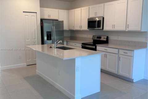 Townhouse in Lake Worth, Florida 3 bedrooms, 151.9 sq.m. № 2000830 - photo 5