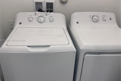 Townhouse in Lake Worth, Florida 3 bedrooms, 151.9 sq.m. № 2000830 - photo 13