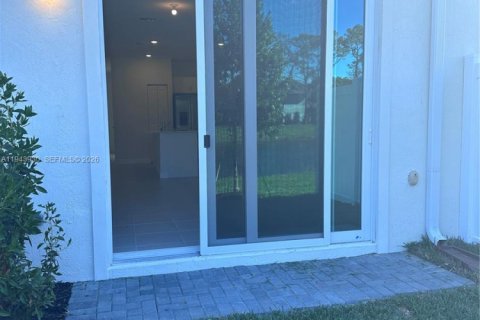 Townhouse in Lake Worth, Florida 3 bedrooms, 151.9 sq.m. № 2000830 - photo 18