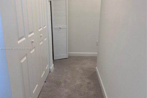 Townhouse in Lake Worth, Florida 3 bedrooms, 151.9 sq.m. № 2000830 - photo 14