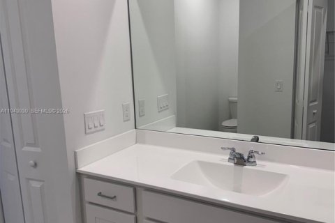Townhouse in Lake Worth, Florida 3 bedrooms, 151.9 sq.m. № 2000830 - photo 15
