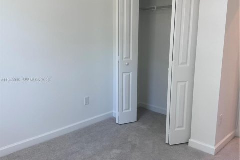 Townhouse in Lake Worth, Florida 3 bedrooms, 151.9 sq.m. № 2000830 - photo 9