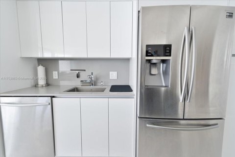 Condo in Sunny Isles Beach, Florida, 2 bedrooms  № 1860067 - photo 10