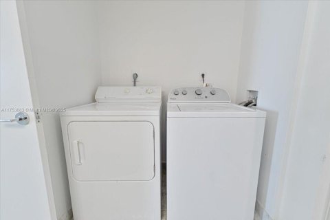 Condo in Sunny Isles Beach, Florida, 2 bedrooms  № 1860067 - photo 28