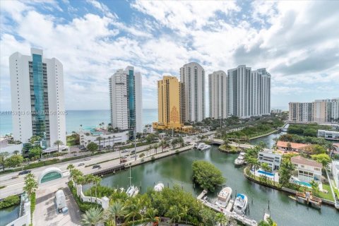 Condo in Sunny Isles Beach, Florida, 2 bedrooms  № 1860067 - photo 15