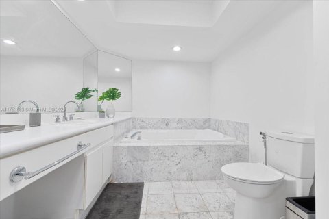 Condo in Sunny Isles Beach, Florida, 2 bedrooms  № 1860067 - photo 21