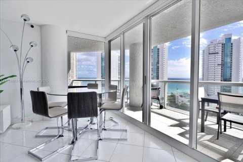 Condo in Sunny Isles Beach, Florida, 2 bedrooms  № 1860067 - photo 9