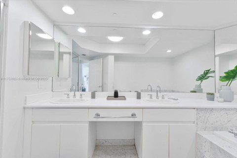 Condo in Sunny Isles Beach, Florida, 2 bedrooms  № 1860067 - photo 23