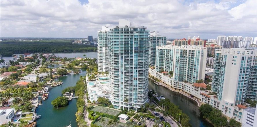 Condo in Sunny Isles Beach, Florida, 2 bedrooms  № 1860067