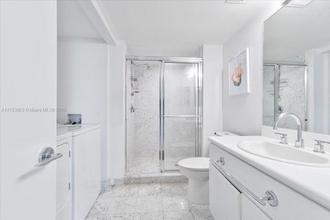 Condo in Sunny Isles Beach, Florida, 2 bedrooms  № 1860067 - photo 30