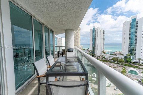 Condo in Sunny Isles Beach, Florida, 2 bedrooms  № 1860067 - photo 14