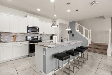 Townhouse in Davenport, Florida 5 bedrooms, 211.91 sq.m. № 2197685 - photo 12