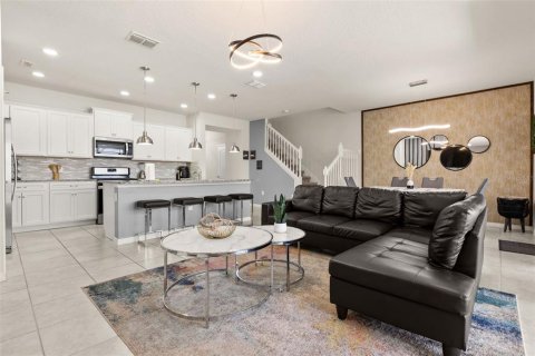 Townhouse in Davenport, Florida 5 bedrooms, 211.91 sq.m. № 2197685 - photo 6