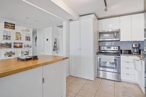 Condo in Miami, Florida, 1 bedroom  № 1809240 - photo 3