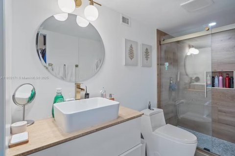 Condo in Miami, Florida, 1 bedroom  № 1809240 - photo 9