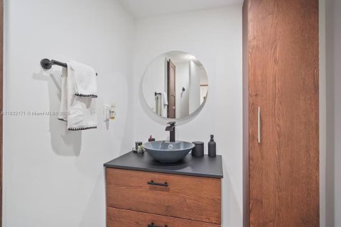 Condo in Miami, Florida, 1 bedroom  № 1809240 - photo 11