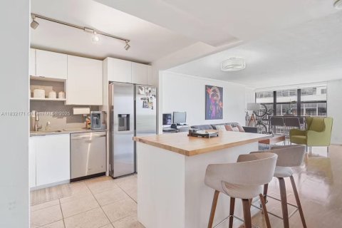 Condo in Miami, Florida, 1 bedroom  № 1809240 - photo 1