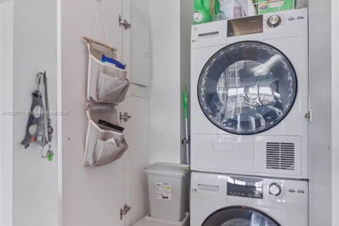 Condo in Miami, Florida, 1 bedroom  № 1809240 - photo 12