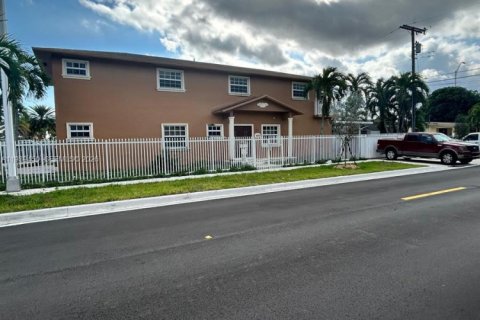 House in Hialeah, Florida 3 bedrooms, 166.3 sq.m. № 1997438 - photo 7