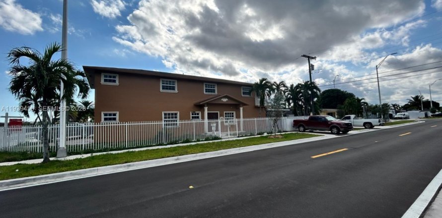House in Hialeah, Florida 3 bedrooms, 166.3 sq.m. № 1997438