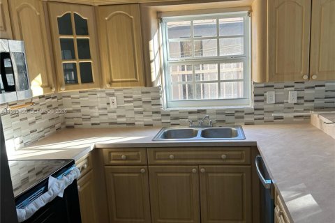 House in Hialeah, Florida 3 bedrooms, 166.3 sq.m. № 1997438 - photo 3