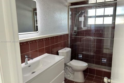 House in Hialeah, Florida 3 bedrooms, 166.3 sq.m. № 1997438 - photo 4